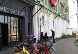 Com a bicicleta elétrica por Praga desconhecida