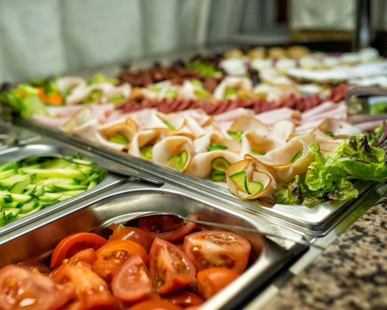 Vegetable dishes such as tomatoes and salads, and meat dishes served in metal dishes